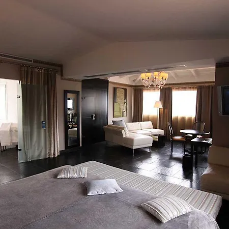 Отель Pozzo Di Borgo 4*