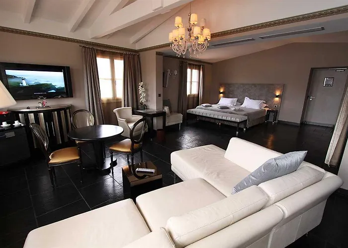 Pozzo Di Borgo Hotel