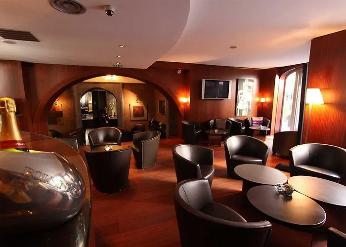 Pozzo Di Borgo 호텔