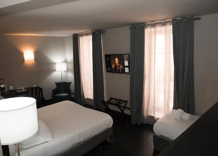 Pozzo Di Borgo 호텔