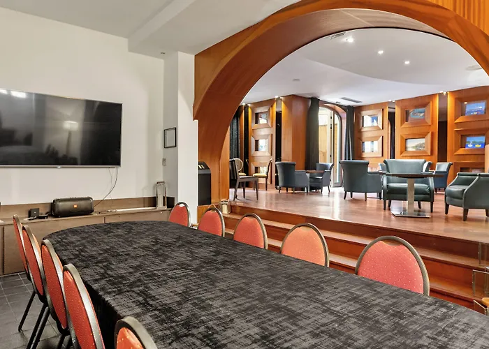 Pozzo Di Borgo 호텔