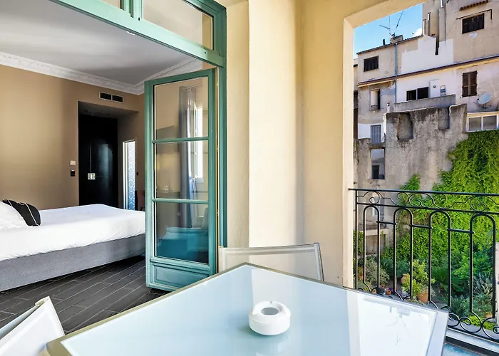 호텔 Pozzo Di Borgo 4*