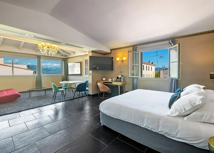 호텔 Pozzo Di Borgo 4*