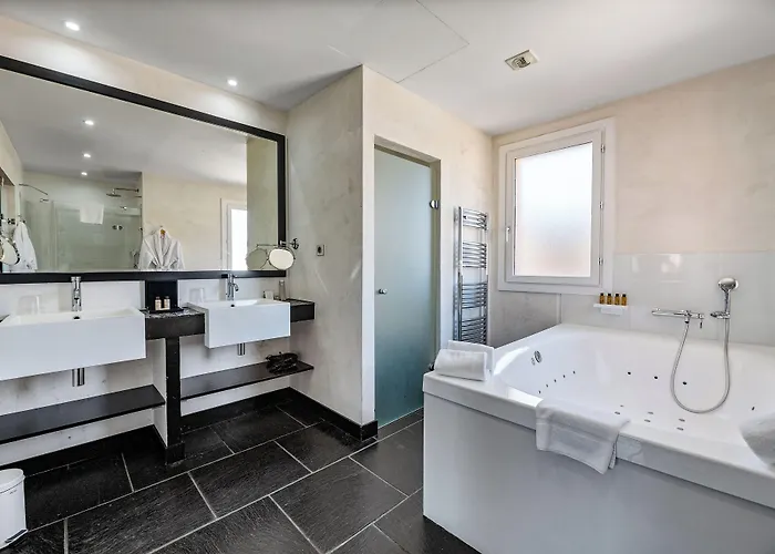 호텔 Pozzo Di Borgo 4*