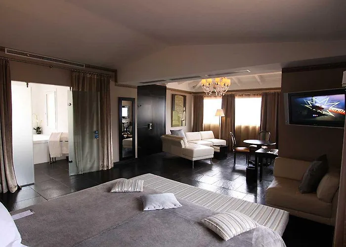 호텔 Pozzo Di Borgo 4*